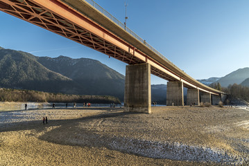 Balkenbrücke über den abgelassenen Sylvensteinspeicher in Oberbayern