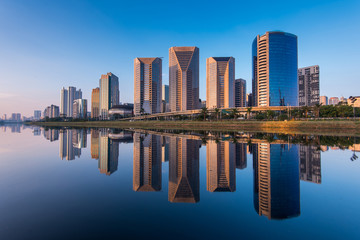 Réflexion de bâtiments modernes dans la rivière Pinheiros dans la ville de Sao Paulo