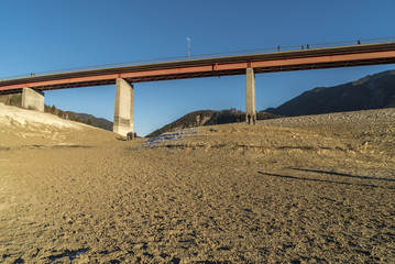 Brücke nach Fall über den abgelassenen Sylvensteinspeicher