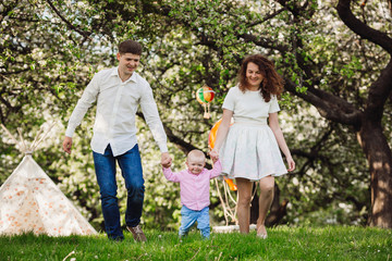 Fototapeta premium Happy family in the lap of the nature