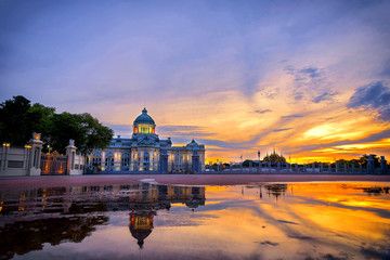 Obraz premium Photo Reflections in water of Ananta Samakhom Throne Hall in the morning twilight at Bangkok, Thailand.