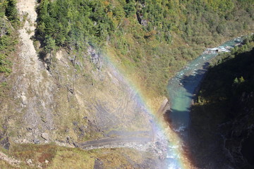 ダムの放水の虹
