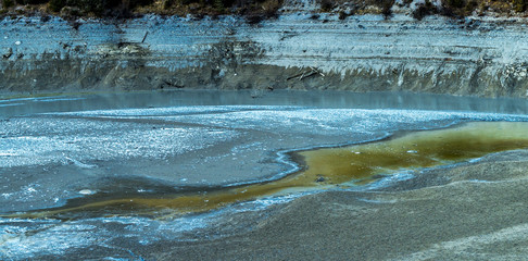 Wasser fließt durch eine vereiste Landschaft