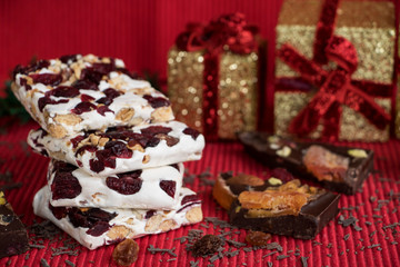 Naklejka na ściany i meble Schokoladenmischung vor weihnachtlichen Geschenkpäckchen 