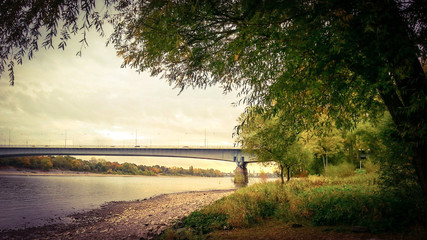 Brücke über einen Fluss im Herbst