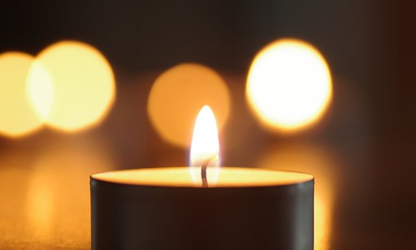 Brennende Kerze im Advent