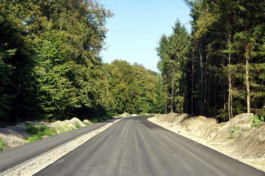 Neu gebaute Stra&szlig;e und Radweg