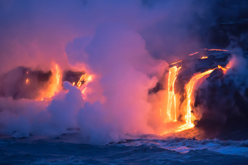 Obraz premium Lava vom Kilauea trifft aufs Meer auf Hawaii