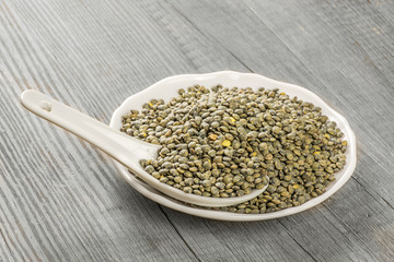 lentilles du puy présenté sur assiette 