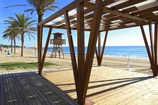 pueblo de Vinaros marquesina y playa al lado del mar en castellon de la plana valencia espa&ntilde;a
