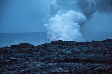 Fototapeta na wymiar Lava vom Kilauea trifft aufs Meer auf Hawaii