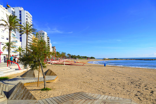 pueblo de Vinaros edificios y plaza al lado derl mar en castellon de la plana valencia espa&ntilde;a