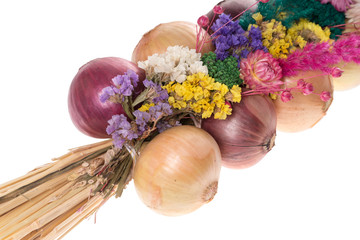 Zwiebelzopf / Zwiebelzopf mit verschiedenen Zwiebeln und Trockenblumen