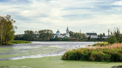 Fototapeta premium Свято-Троицкий храм — православная церковь в городе Арамиле, Екатеринбург, Россия