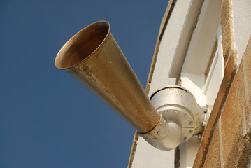 Nebelhorn am Leuchtturm in Finisterre (Spanien)