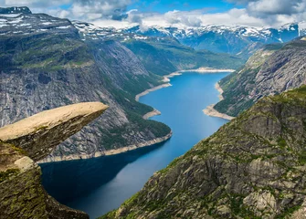 Fotobehang Geweldig uitzicht op de natuur met Trolltunga en prachtig meer. Noorwegen © olenatur