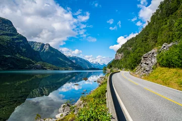 Fotobehang Geweldig uitzicht op de natuur met fjord en bergen. Noorwegen © olenatur