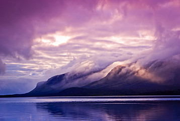 Obrazy na Szkle  Krajobraz z górami i chmurami