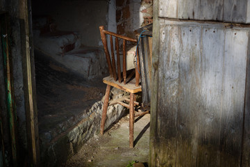 Fototapeta na wymiar Alter Stuhl mit Licht und Schatten