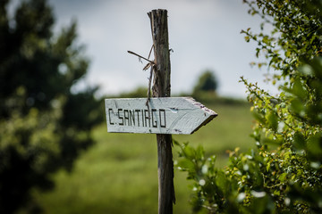 Schild aus Holz mit Aufschrift C Santiago am Jakobsweg in Spanien