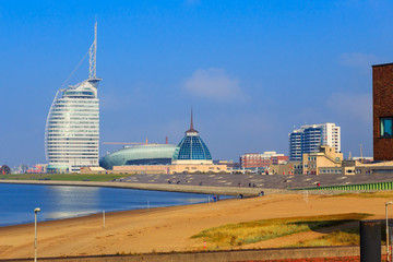 Bremerhaven, im Vordergrund der Sandstrand (Weserstrandbad). Oktober 2016.