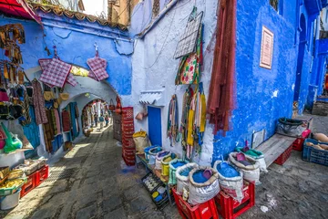 Ingelijste posters Kleurenafbeelding van een straat in de beroemde blauwe stad Chefchaouen, Marokko. © Mariana Ianovska
