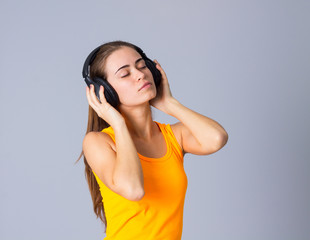 Naklejka premium Young woman in headphones 