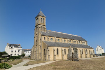 Fototapeta na wymiar Die Kirche von Île-de-Sein mit den Menhiren 