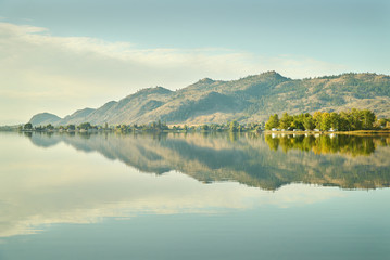 Obraz premium Osoyoos Lake Morning, British Columbia. A quiet morning on Osoyoos Lake, British Columbia, Canada. The first light of the morning. 
