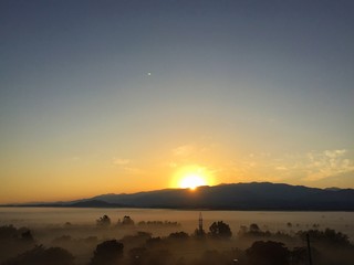 montagna tramonto nebbia