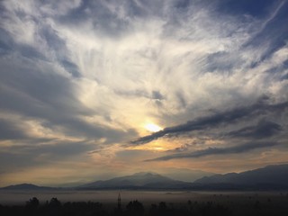nuvole montagna nebbia