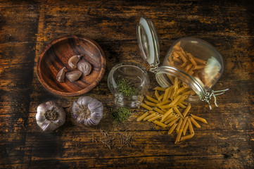 bodegon de ajos,especies y pasta