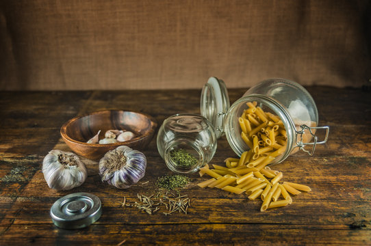 bodegon de ajos,especies y pasta