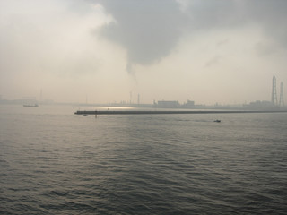Fototapeta na wymiar 海から見える工業地帯