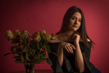 Traumfrau im schulterfreien Kleid mit Rosenstrauss - Rassefrau mit Blumenstrauss schaut reizvoll 