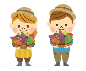 秋の食材を持つ農家の男女