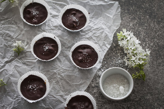 Chocolate cups filled with date caramel