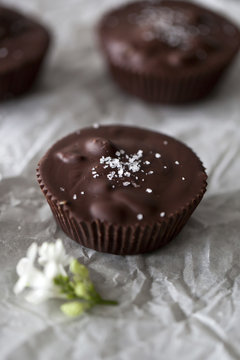 Chocolate cups filled with date caramel