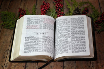 Fototapeta premium The Bible Opened to The Book of Luke surrounded in Christmas Gar