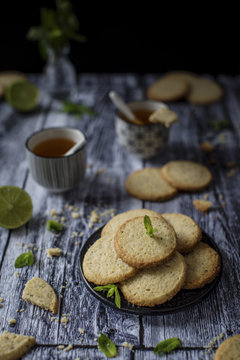 Deliciuos gluten free butter cookies with a nice melt-in-your-mouth sandy texture and a hint of oat flour, flavored with lime zest and finely chopped fresh mint.