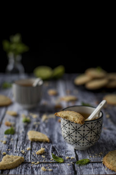 Deliciuos gluten free butter cookies with a nice melt-in-your-mouth sandy texture and a hint of oat flour, flavored with lime zest and finely chopped fresh mint.