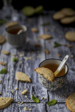 Deliciuos gluten free butter cookies with a nice melt-in-your-mouth sandy texture and a hint of oat flour, flavored with lime zest and finely chopped fresh mint.