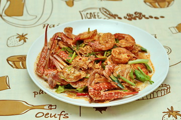 Stir-fried crab and shrimp in curry power is top-ten of popular Thai food as seafood to fried with  fresh milk ,grill curry ,egg ,oyster oil and yellow curry powder. 