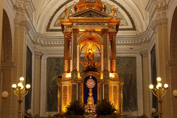 Fototapeta na wymiar El altar del Santísimo de la catedral de León nicaragua, Basílica de la Asunción.
