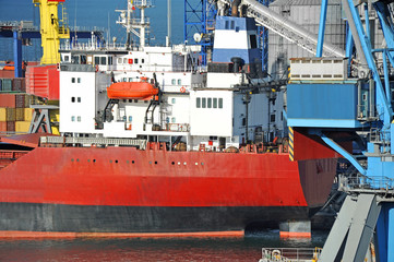 Fototapeta premium Bulk cargo ship under port crane
