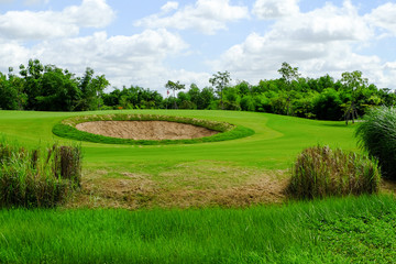 Obraz premium green and sand bunker in golf course landscape northern of Thailand for background backdrop use