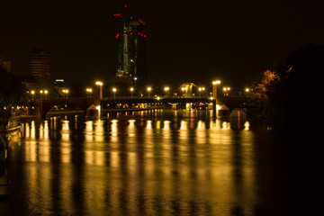 Fototapeta na wymiar Nächtlicher Ausblick von der Untermainbrücke in Frankfurt