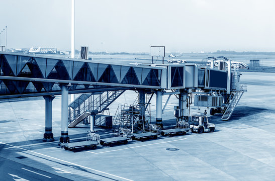 Airport boarding bridge