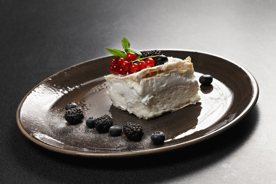 Krempita with berries