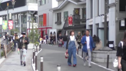 原宿サウスキャットストリートを歩く人々